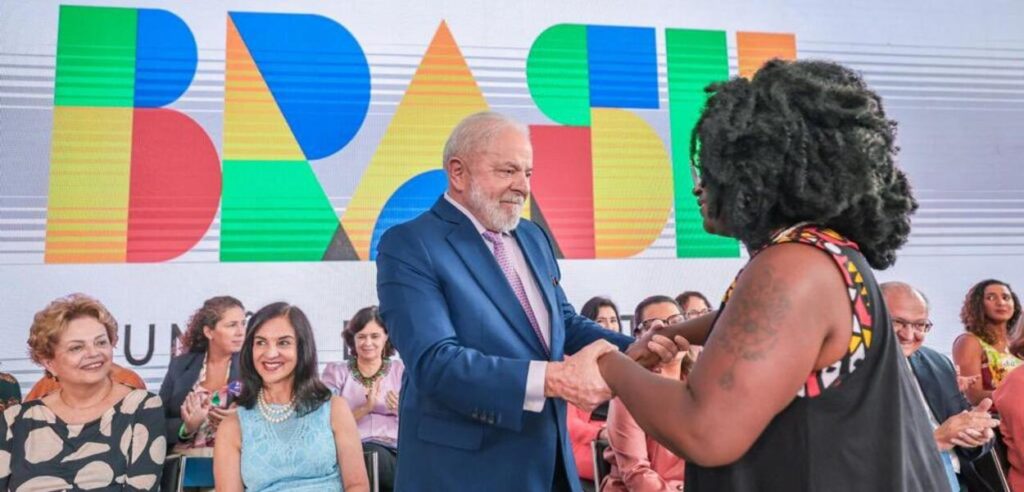 Lula assina medidas para mulheres no 8 de março; ações vão de igualdade salarial a dignidade menstrual
