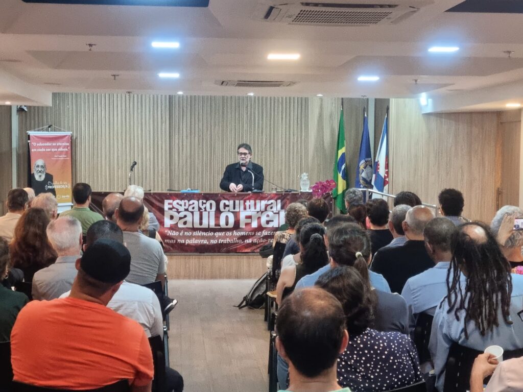 Lançamento de livro sobre Bolsonarismo lota Espaço Cultural Paulo Freire